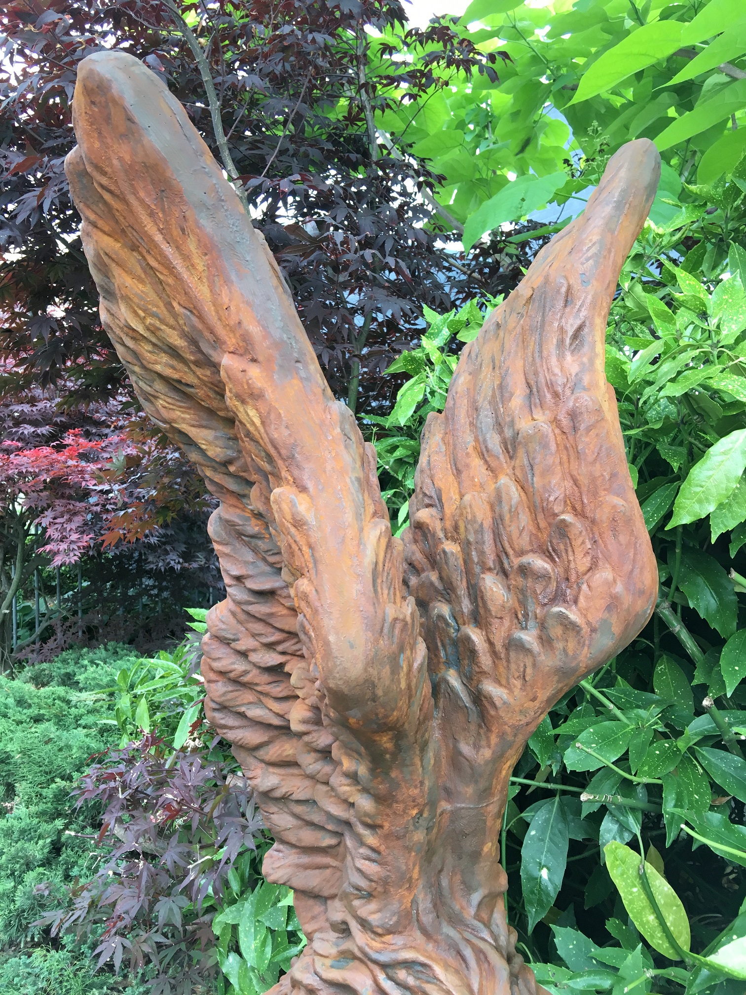 Zeer forse knielende oxide Engel met vleugels omhoog, mooi stenen beeld !